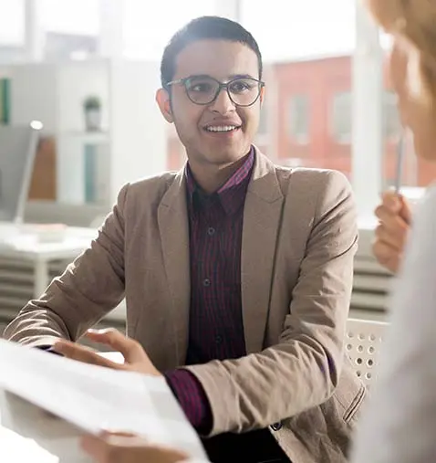Échange entre un conseiller et un dirigeant d'entreprise